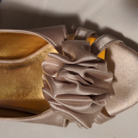 NWOT! Kelly & Katie Champagne Satin Platform Heels With Flower Accent Size 6 - Picture 7 of 7